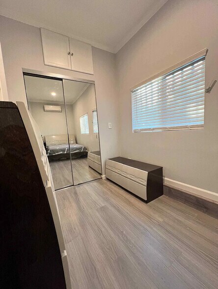 Building Photo - 8852 Bluffdale Dr