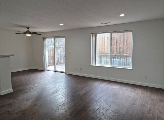 Building Photo - 3 bedroom - Move In Ready !!