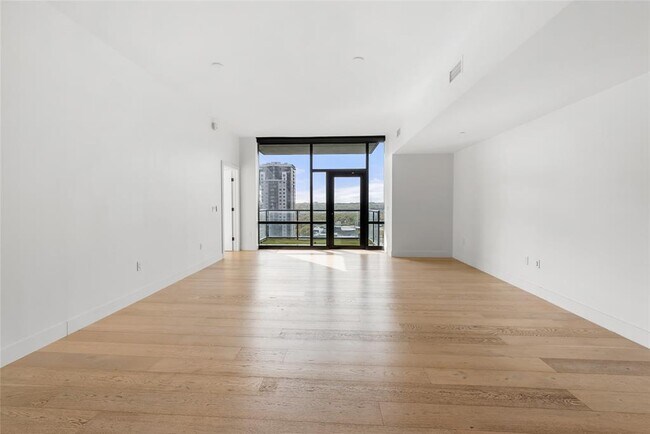 Building Photo - 70 Rainey St