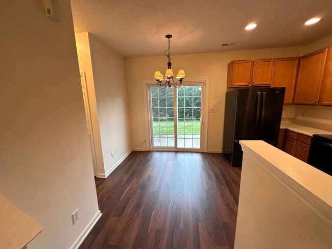 Building Photo - Great 2 Bedroom 2.5 Bath in Ridge Creek!