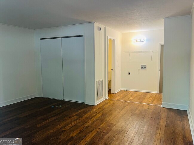 Building Photo - 45 Westgate Cir