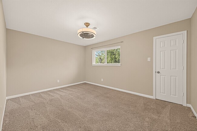 Building Photo - 101 Royal Ct