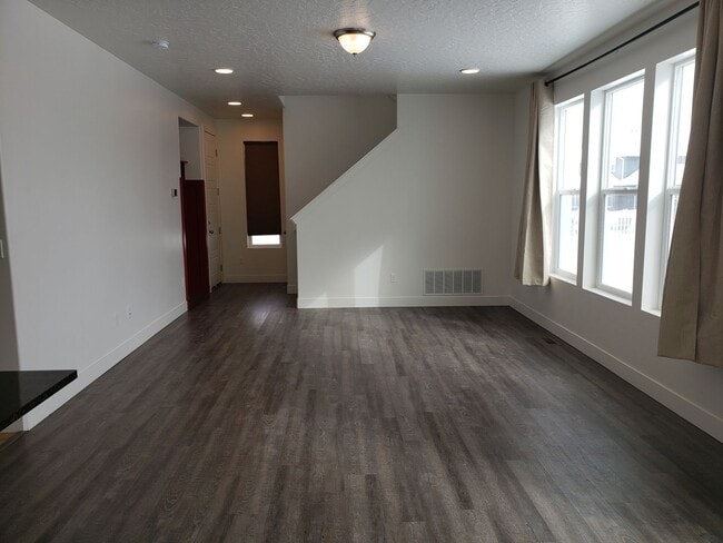 Building Photo - Trails and more at this Harvest Park Home in Mapleton!!
