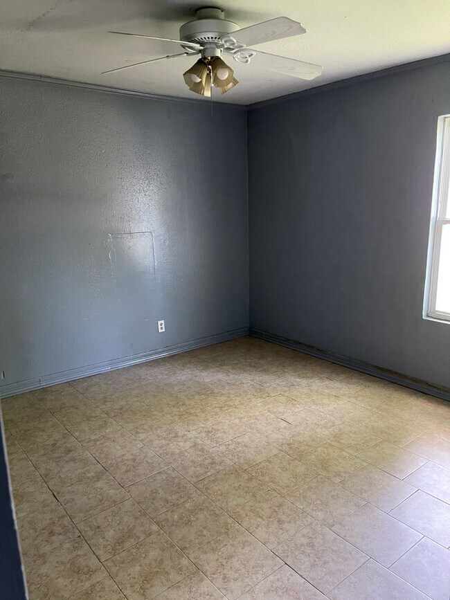 Building Photo - 405 W 76th St