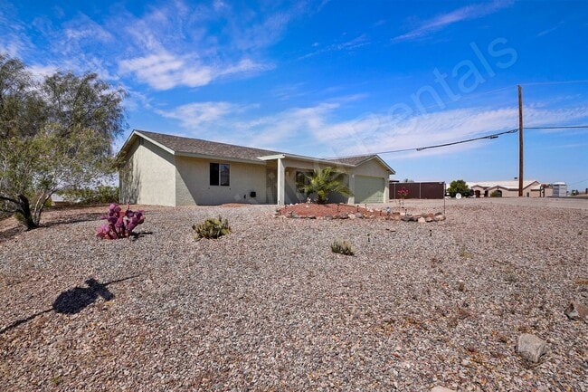 Building Photo - FURNISHED 2bd 2ba HOME