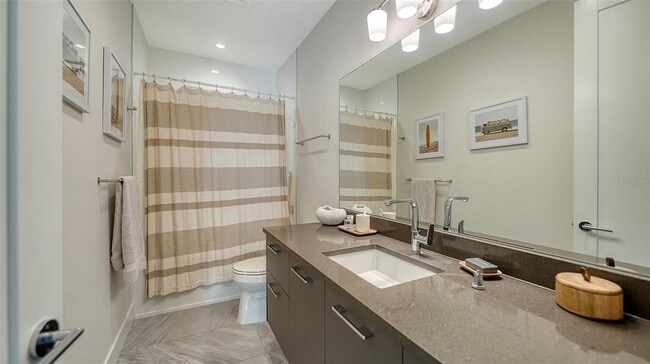 Building Photo - 635 S Orange Ave