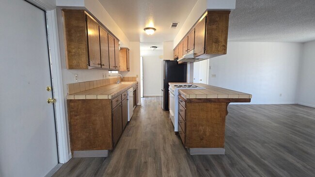 Building Photo - 3 BR 2 BA
