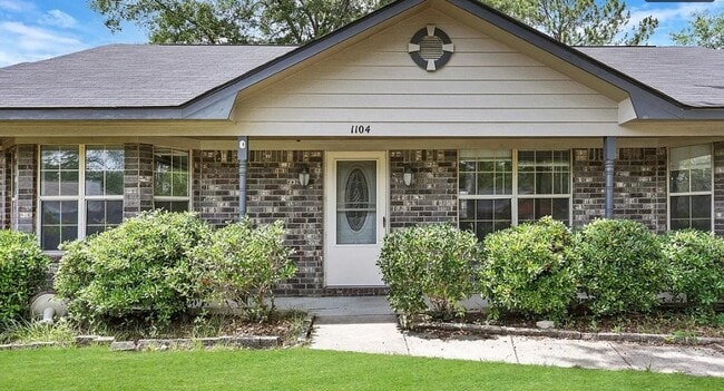 Building Photo - 1104 Tomahawk Trail