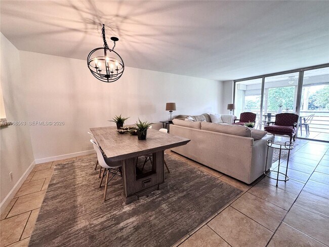 Building Photo - 901 W Cypress Ln