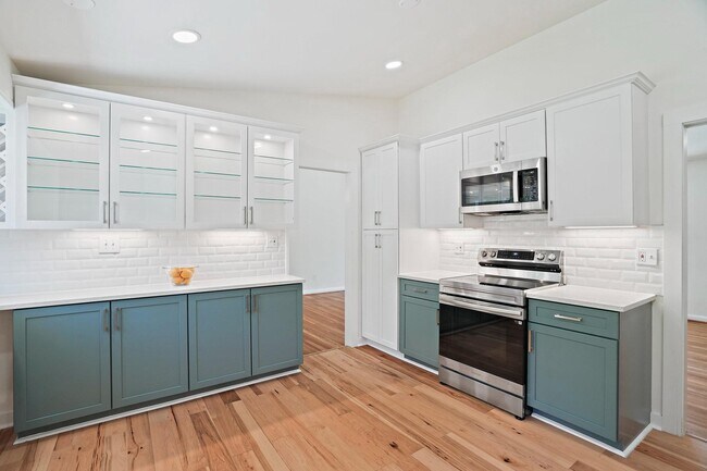 Building Photo - 6607 Lone Oak Dr