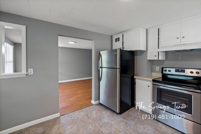 Building Photo - CHARMING WESTSIDE 2BD DUPLEX - Security Deposit Waiver Available