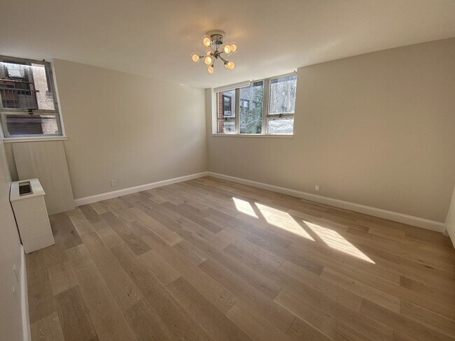 Building Photo - Amazing 2 bed 2 bath in Brookline