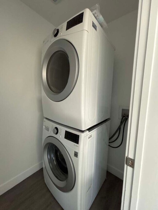 Building Photo - 915 Broadway St