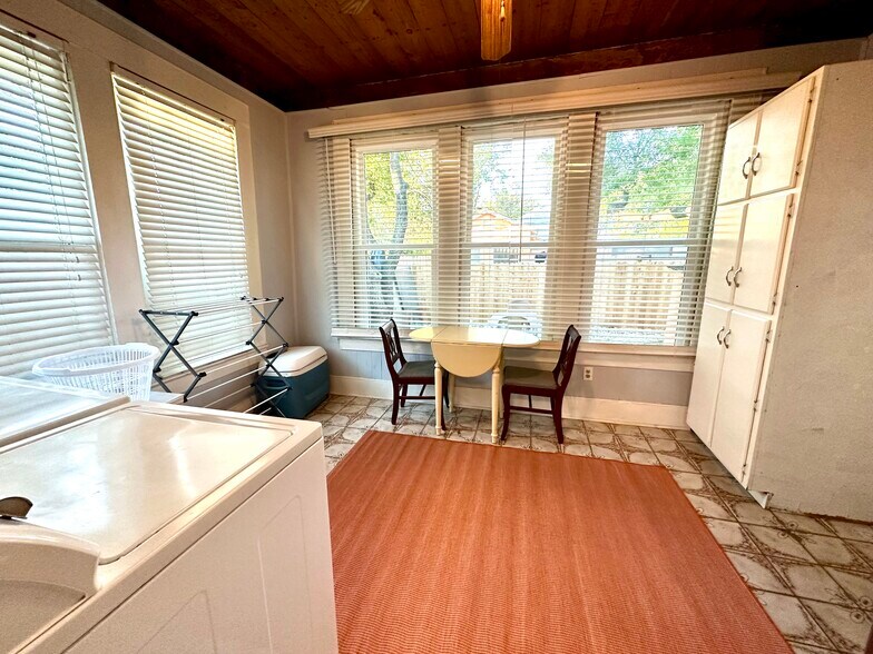 Laundry Room - 2811 Buena Vista St