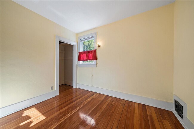 Building Photo - Beautiful 3 Bedroom Victorian Home, With B...