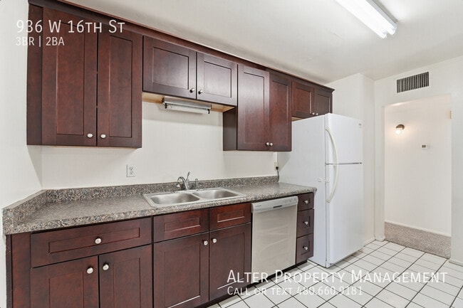 Building Photo - 936 W 16th St