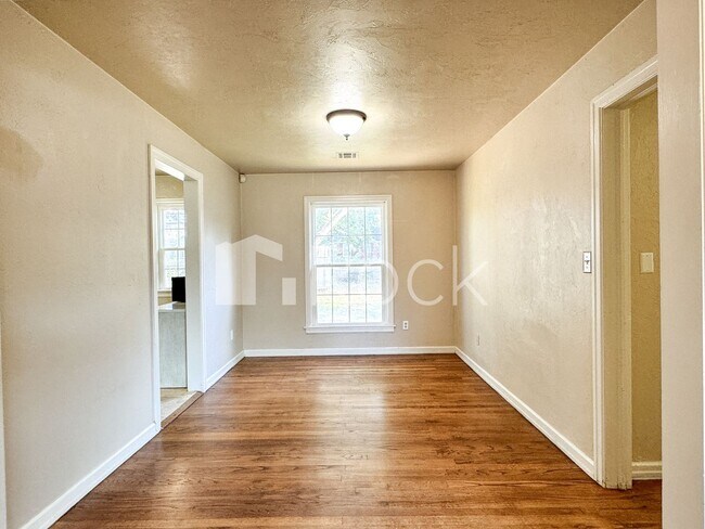 Building Photo - 2 Bedrooms plus Bonus Room near Mayfair Area in NW OKC