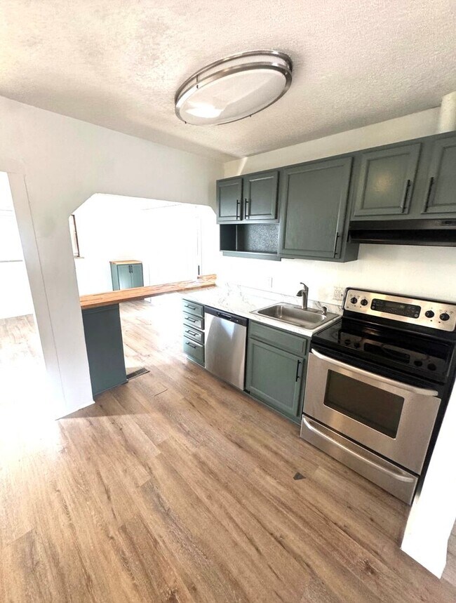 Building Photo - Adorable 3 bed/1.5 bath house with yard