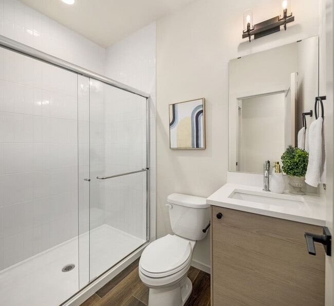 Building Photo - Brand new contemporary home with territori...