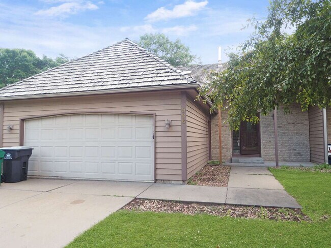 Building Photo - Available now 2-Bed Twin Home in Shoreview