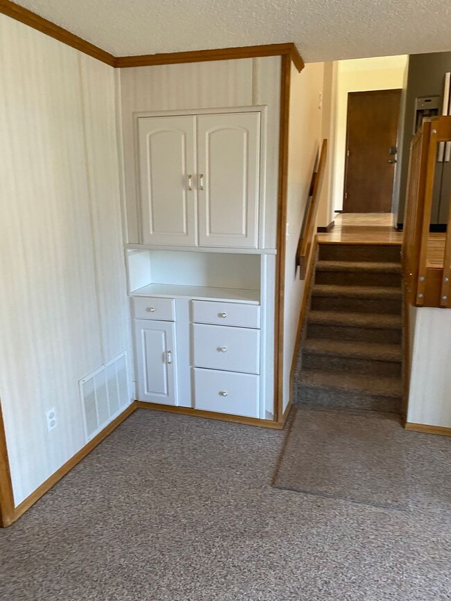 Building Photo - Wonderfully taken care of Tri Level Home w...