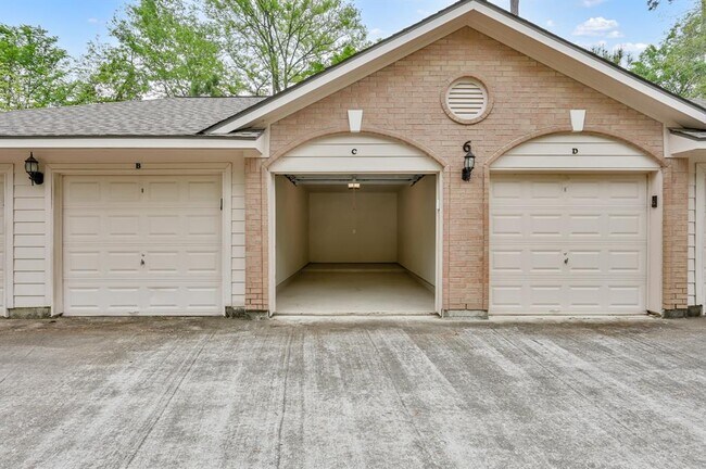 Building Photo - 8051 Bay Branch Dr