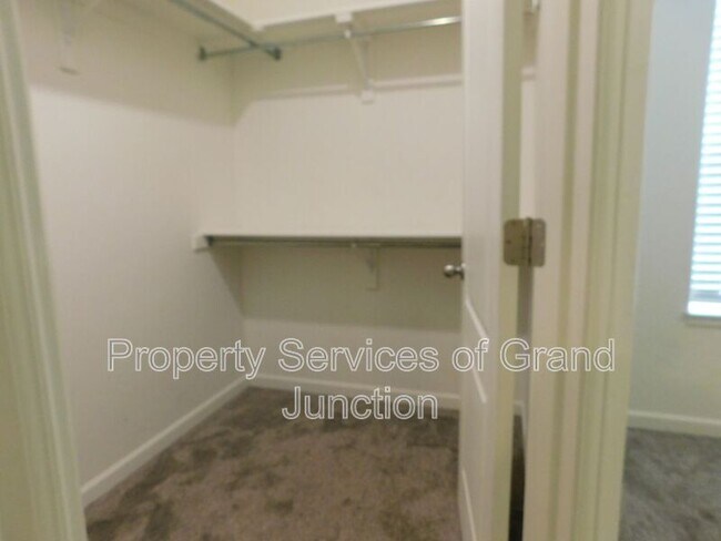 Building Photo - 621 Zenith Ln