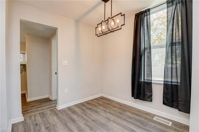 Building Photo - 1914 King St