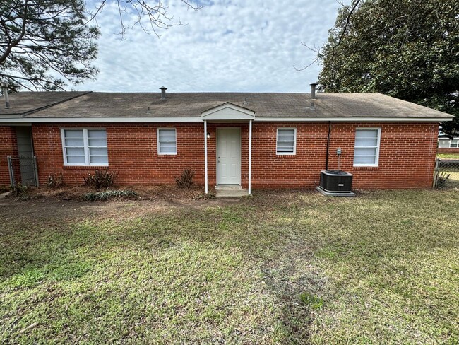 Building Photo - Stunning 3-Bedroom
