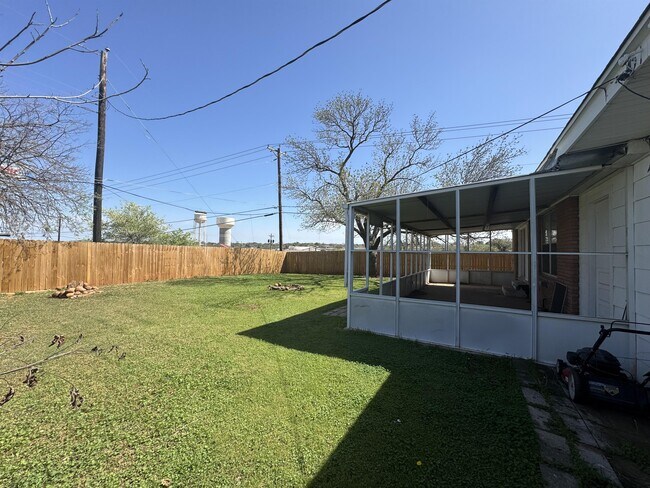 Building Photo - 419 E Rogers Dr
