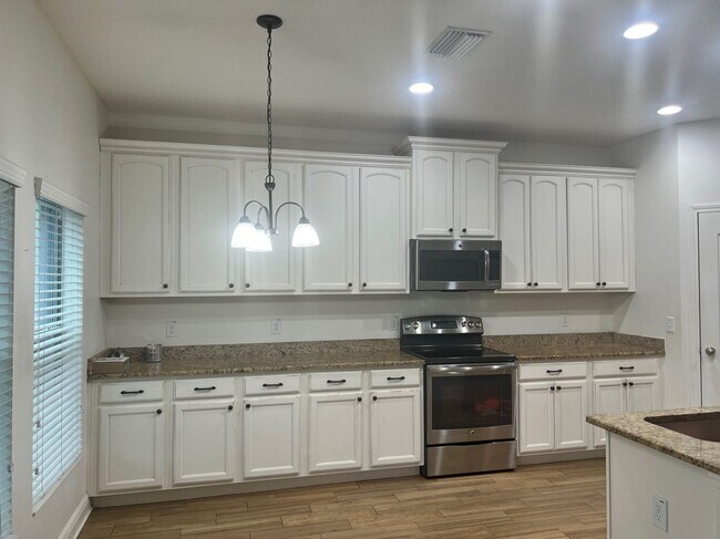 Building Photo - 4/3/2 HOME IN EDINA GARDEN OF EDEN