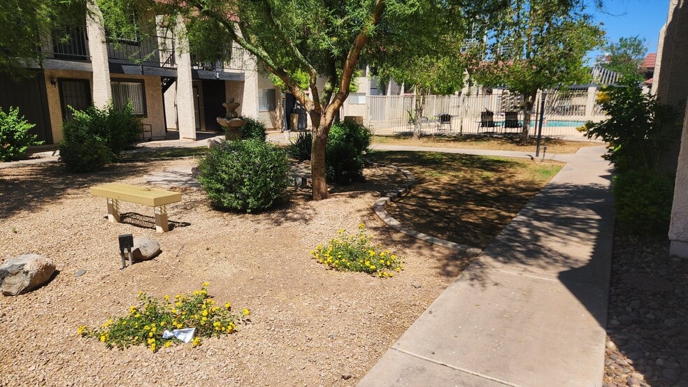 Building Photo - 700 W University Dr