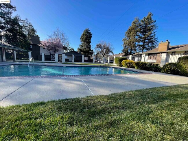 Building Photo - 2416 Shadow Ln