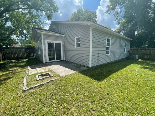 Building Photo - 375 Lullwater Dr