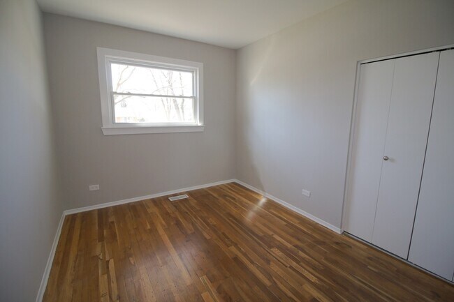 Building Photo - 460 E Thacker St