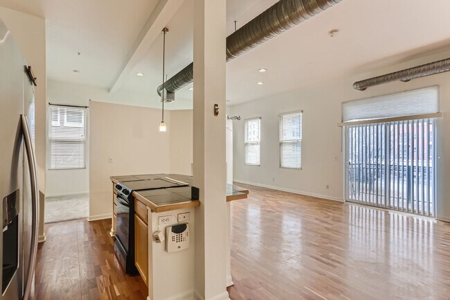 Building Photo - Bright & Spacious Studio in LoHi - Avail. ...