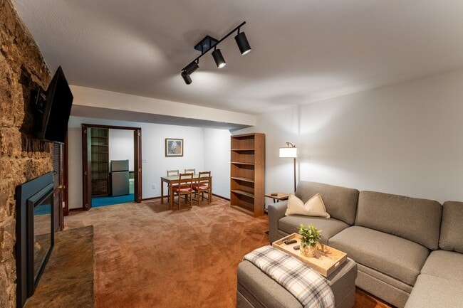 Building Photo - 220 Wildflower Dr