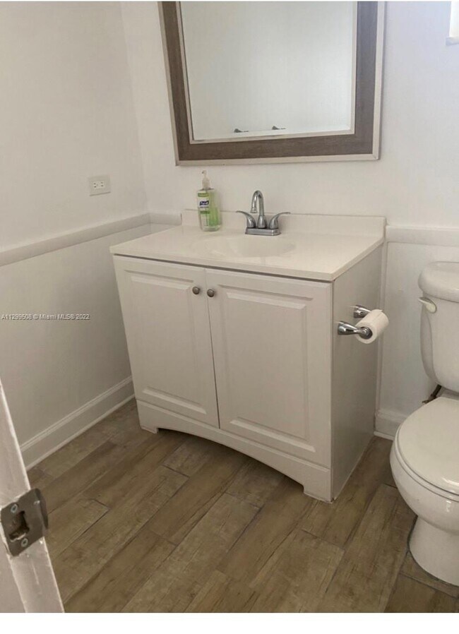 Building Photo - 447 NE 195th St