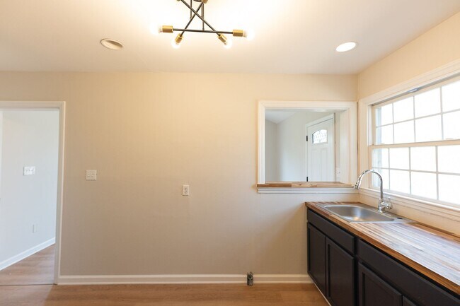 Building Photo - Updated 3 Bed 2 Bath Home in Greensboro