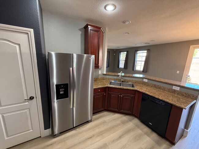 Building Photo - Beautiful 2-Story Townhome in Gated Area w...