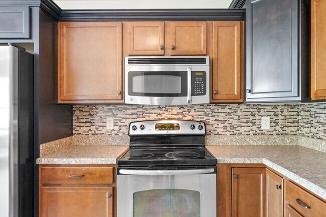 Building Photo - 3 Bedroom 2 Bath Pet Friendly Home For Rent Near Post!