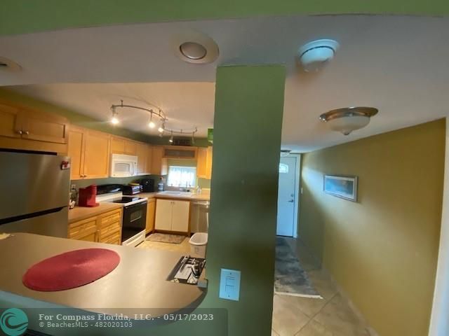 Building Photo - 9220 S Hollybrook Lake Dr