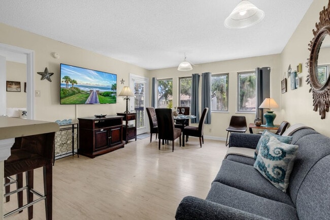 Building Photo - 983 Cayman Ct