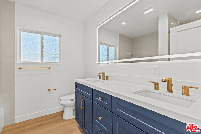 Building Photo - 3647 Grand View Blvd