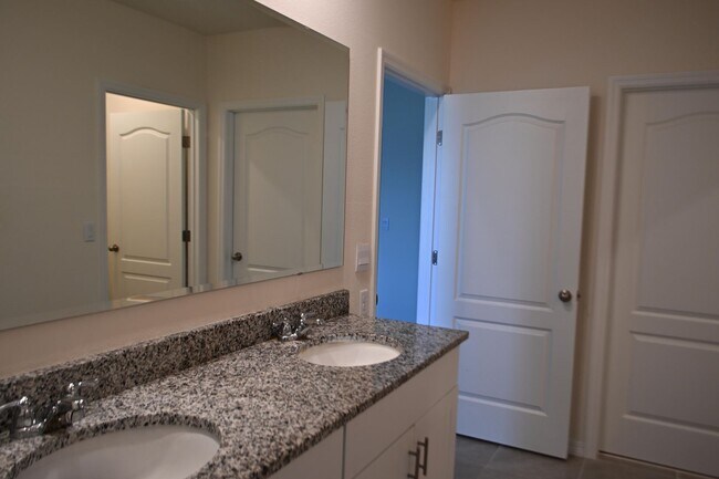 Building Photo - 1341 Middle Lk Dr