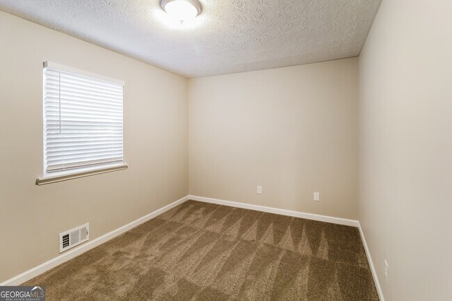 Building Photo - 635 Lakeridge Cir SE