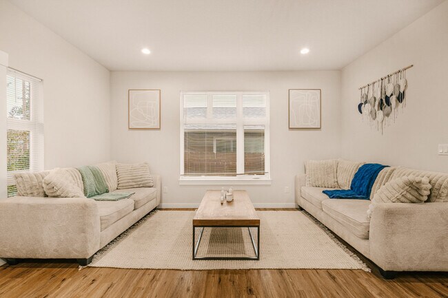 Building Photo - 3213 Grand Blvd