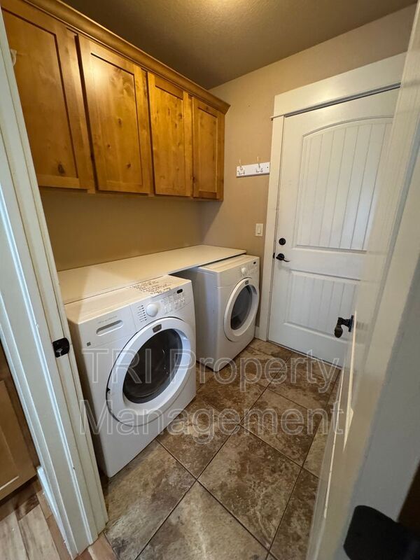 Building Photo - 4249 Woodlake Ln