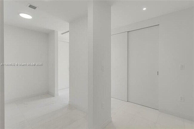 Building Photo - 300 Biscayne Blvd Way