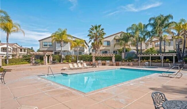 Building Photo - Updated Spacious 2 Bedroom Condo with attached garage in West Murrieta